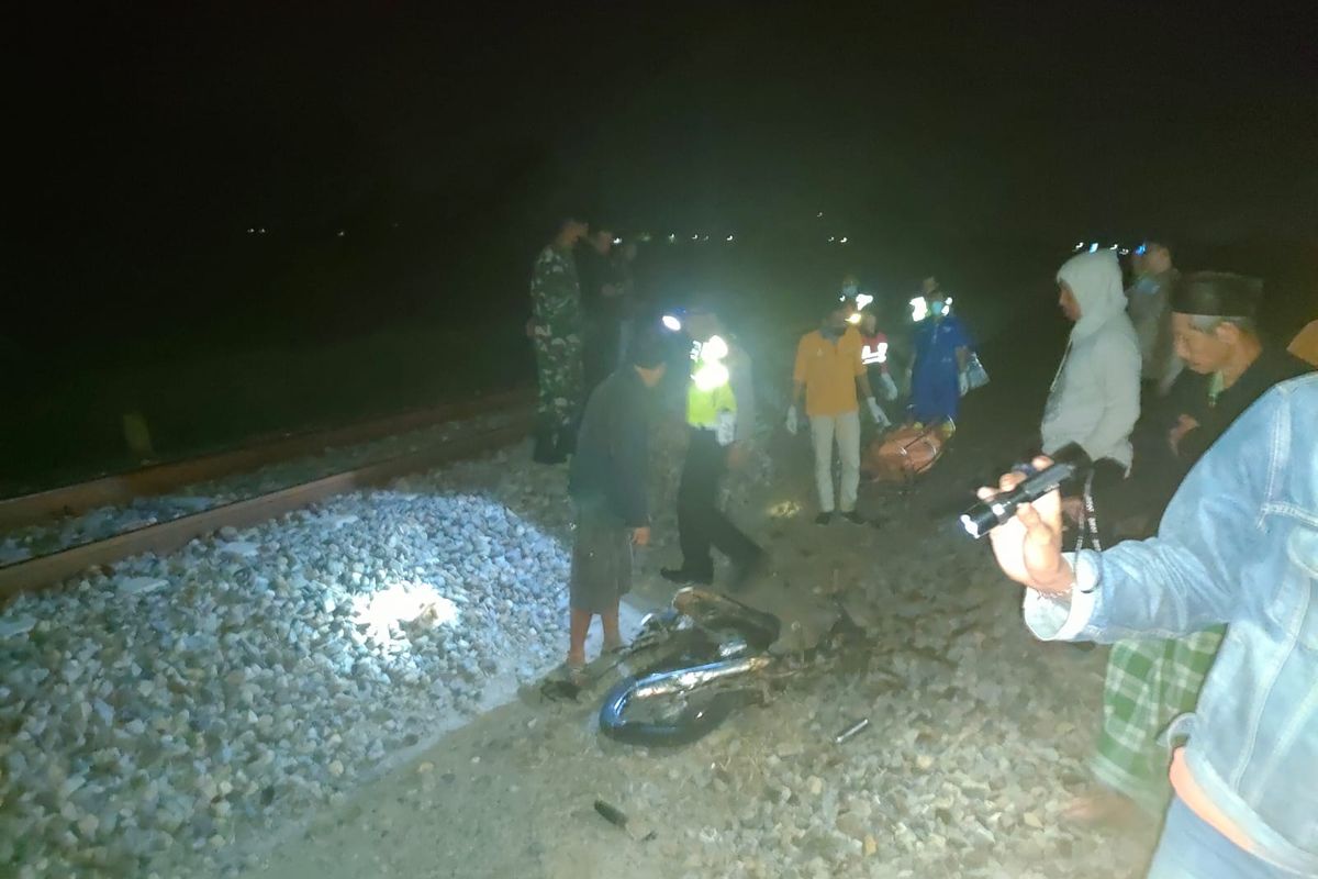 EVAKUASI—Jenazah Kakek Somo Miran (75) dievakuasi dari lokasi kejadian di Desa Sidorejo, Kecamatan Saradan, Kabupaten Madiun, Jawa Timur, Senin (25/7/2022).   