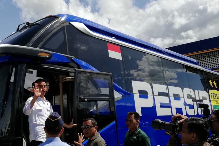 Presiden RI  Joko Widodo meresmikan Jalan Tol Soroja (Soreang- Pasirkoja), Senin (4/12/2017) di Gerbang Tol Soreang, Kabupaten Bandung, Jawa Barat.  Seusai peresmian, Presiden Jokowi menumpang bus milik klub sepakbola Persib Bandung. 