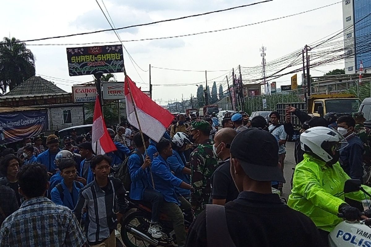 Polres kawal mahasiswa yang ikut unjuk rasa terkait kenaikan BBM ke Patung Kuda, Jakarta Pusat, Selasa (13/9/2022). Pengamanan dilakukan mulai dari Unpam Viktor hingga UIN dan melewati Jalan Sandratex menuju Patung Kuda.