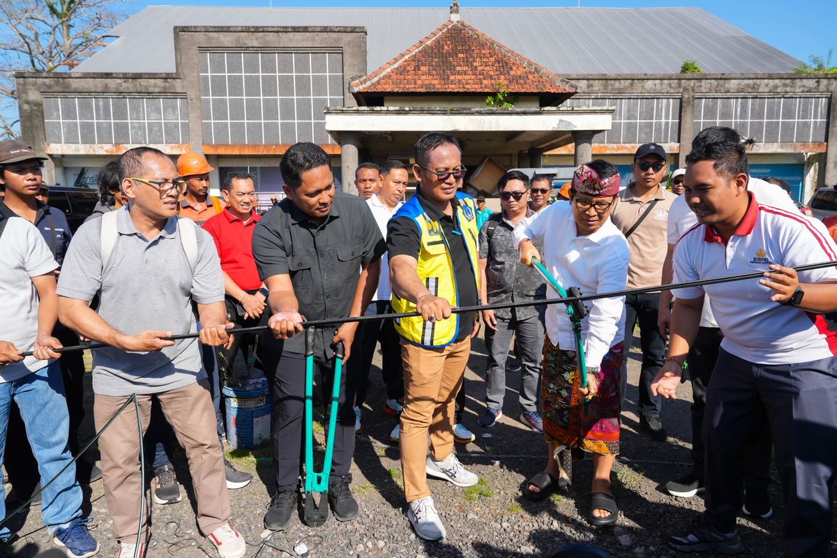Bupati Badung I Wayan Adi Arnawa saat menurunkan dan membersihkan kabel provider di ruas Jalan Raya Sading-Sempidi, Kecamatan Mengwi, Badung, Bali, Jumat (03/10/2025)
