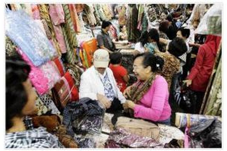 Calon pembeli memilih kain batik di salah satu los di Pasar Klewer, Solo, Jawa Tengah, Jumat (1/1/2015).