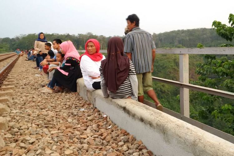 Jelang buka puasa, kawasan jalur kereta api di dekat Jembatan Cisomang, Kecamatan Darangdan, Kabupaten Purwakarta, ramai dikunjungi warga Purwakarta.