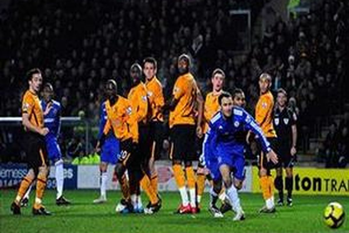 Penyerang Chelsea, Didier Drogba (kedua dari kiri) mencetak gol ke gawang Hull City, dalam duel Premier League, Selasa (2/2/2010).