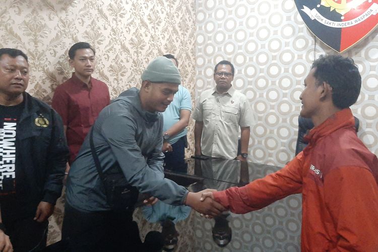 Nur Hadi, wartawan Trans Media dan N, satpam GM Plaza bersalaman usai dimediasi di Polres Lumajang, Selasa (23/4/2024).
