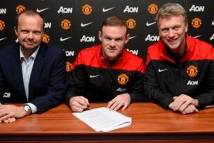 Striker Manchester United, Wayne Rooney (tengah), bersama Wakil Chairman, Ed Woodward (kiri) dan Manajer tim, David Moyes (kanan), dalam penandatanganan kontrak baru pada Jumat (21/2/2014).