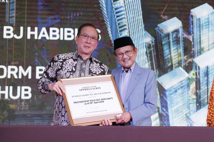 Presiden ke-3 RI BJ Habibie bersama dengan Presiden Komisaris PT Pollux Properties Indonesia Tbk saat meluncurkan proyek Meistestadt Batam, Rabu (1/5/2019).