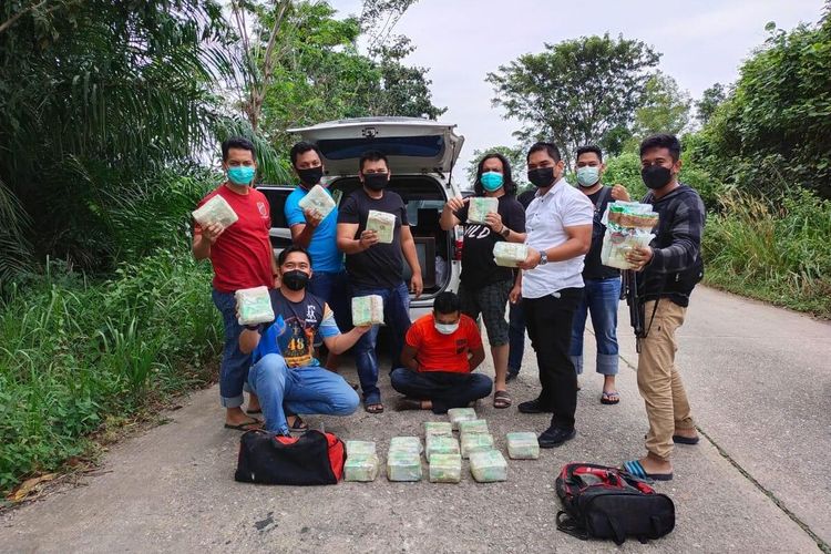 Tim Harimau Kampar Ditresnarkoba Polda Riau memperlihatkan barang bukti 20 kilogram sabu yang diselundupkan dari Malaysia dan menangkap satu orang tersangka di kawasan pelabuhan Kapal Roro di Kota Dumai, Riau, Senin (18/1/2021).