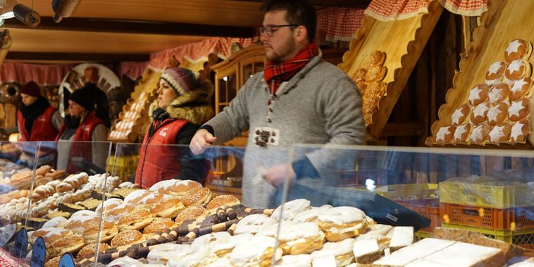 Christkindlmarkt atau Pasar Natal digelar di depan Balai Kota Vienna, Rathaus. Christkindlmarkt Rathausplatz dibuka sejak 16 November 2018 hingga 26 Desember 2018. Aneka makanan dan minuman dijajakan di sini.