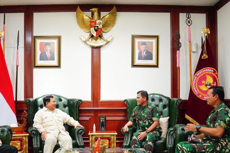 Kepala Staf Angkatan Laut (KSAL) Laksamana Muhammad Ali menemui Menteri Pertahanan (Menhan) Prabowo Subianto. Pertemuan itu digelar di Kantor Kemenhan, Jakarta, Selasa (3/1/2023).