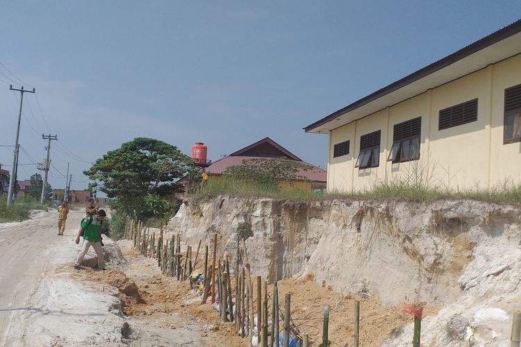 Kondisi longsor di dekat bangunan SMA Negeri 5 di Desa Karya Indah, Kecamatan Tapung, Kabupaten Kampar, Riau, Selasa (23/2/2021).