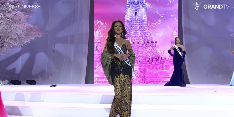 Miss Universe Indonesia Sanly Liu menggunakan kebaya kontemporer bermotif Garuda saat menghadiri The Universe Ceremony di Bangkok, Thailand, Rabu (5/11/2025).
