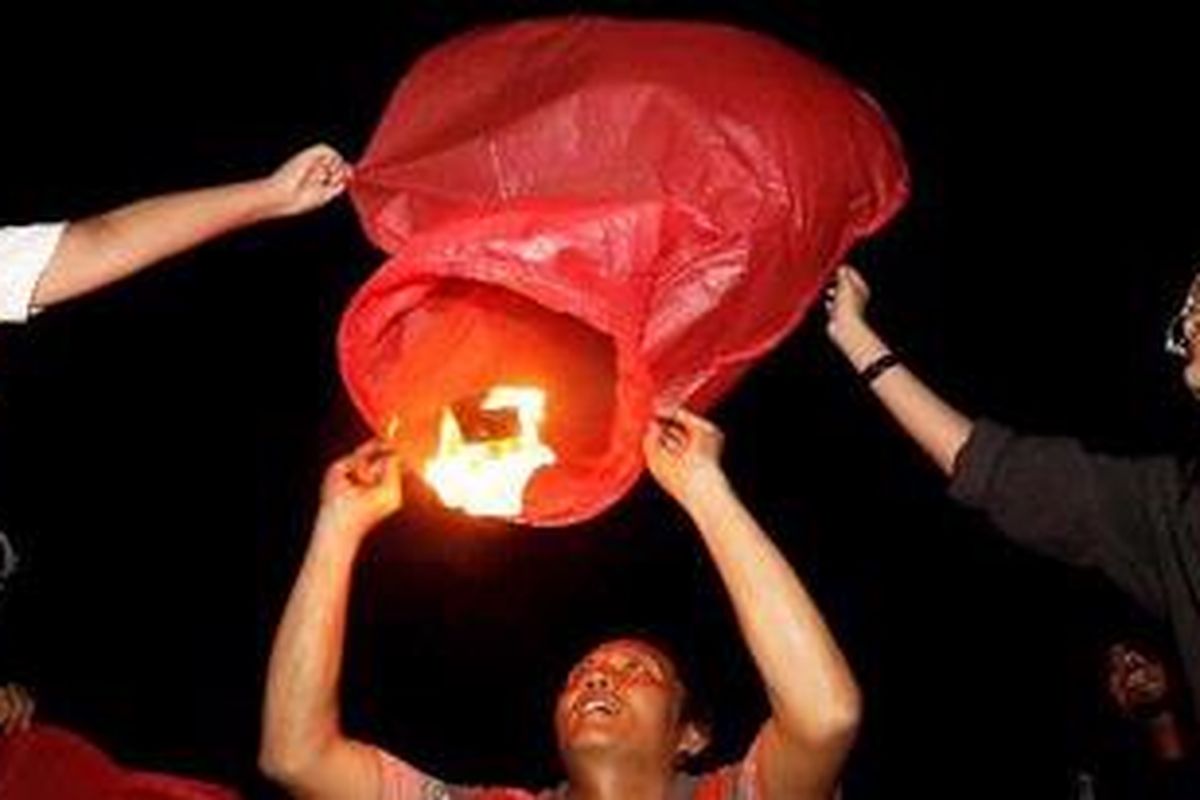 Pengunjung Ancol menerbangkan lampion pada acara 1.000 Flying Wish Lantern di Dermaga Cinta, Taman Impian Jaya Ancol, Jakarta, Sabtu (5/2/201) malam. Acara yang digelar untuk merayakan Imlek tersebut akan berlangsung hingga Minggu (6/2/2011).