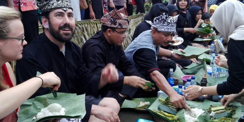 Kuliner khas suku Osing, Pecel Pithik, dihidangkan dalam selametan masyarakat Desa Kemiren, Banyuwangi usai menggelar upacara adat Barong Ider Bumi untuk mengusir bencana dari bumi blambangan, pada hari kedua Lebaran 2017