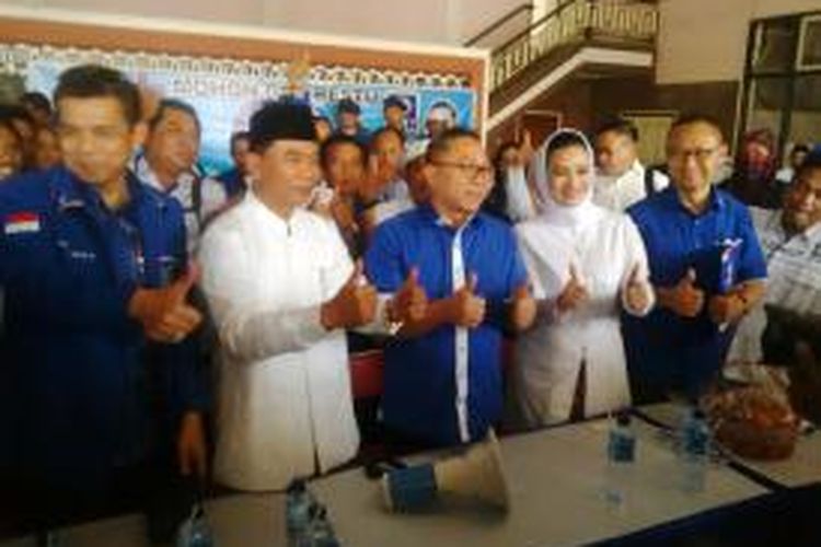 Ketua Umum PAN Zulkifli Hasan bersama pasangan calon walikota dan wakil walikota Surabaya, Rasiyo-Lucy.