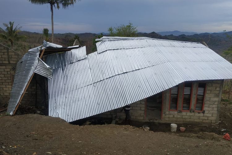 Rumah warga di Desa Fafinesu, Kabupaten Timor Tengah Utara, NTT rusak akibat puting beliung