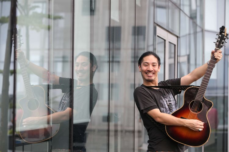 Penyanyi asal Jepang, Hiroaki Kato mengunjungi Kantor Redaksi Kompas.com, Menara Kompas, Palmerah Selatan, Jakarta Pusat, Rabu (24/4/2019). Ia meluncurkan single terbarunya berjudul Beda Selera yang bercerita tentang makanan favoritnya yang kebanyakan adalah masakan Indonesia.