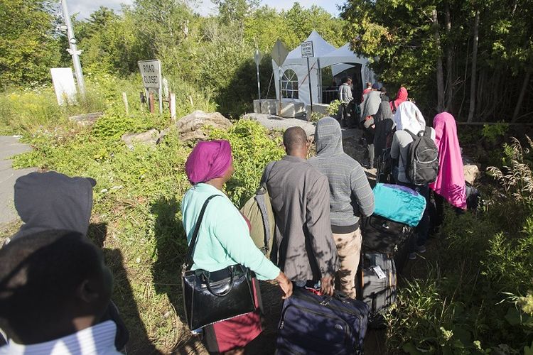 Antrean para pencari suaka yang ingin memasuki wilayah Kanada dari perbatasan AS di dekat Champlain, New York.