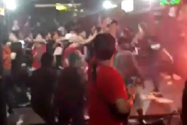 Pendukung Manchester United dan Liverpool ricuh saat nonton bareng di sekitar Mal Tangcity, Tangerang, Sabtu (10/3/2018) malam.