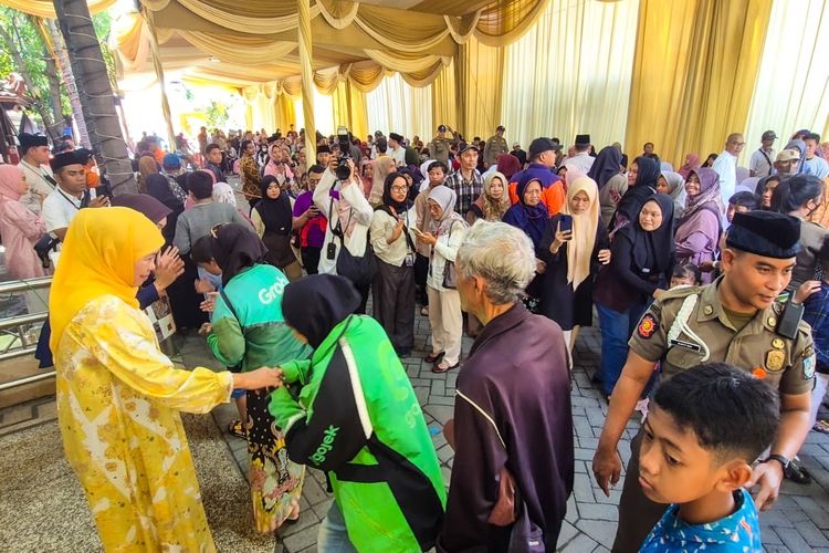 Open House di Rumah Pribadi, Khofifah Jamu Ribuan Warga dengan Kuliner Khas Jatim