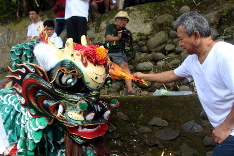 Barongsai Kilin saat melakukan ritual dimandikan di Sungai Ciliwung,i Pulo Geulis, Bogor, Jawa Barat, Jumat (23/02/2018). Warga Tionghoa Bogor rutin memandikan kilin, di Sungai Ciliwung. Kilin merupakan kasta tertinggi dari tradisi barong.