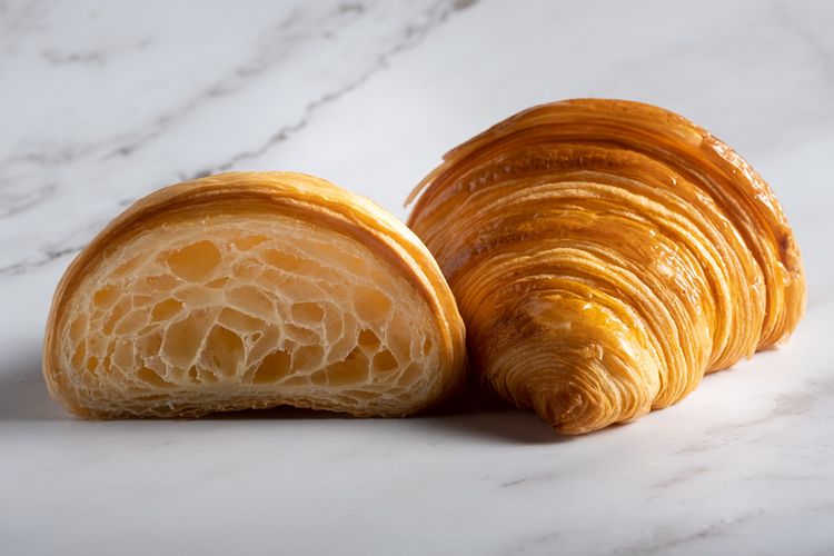 Ilustrasi croissant. Lapisan croissant berongga didapat dari cara melipat adonan yang benar.