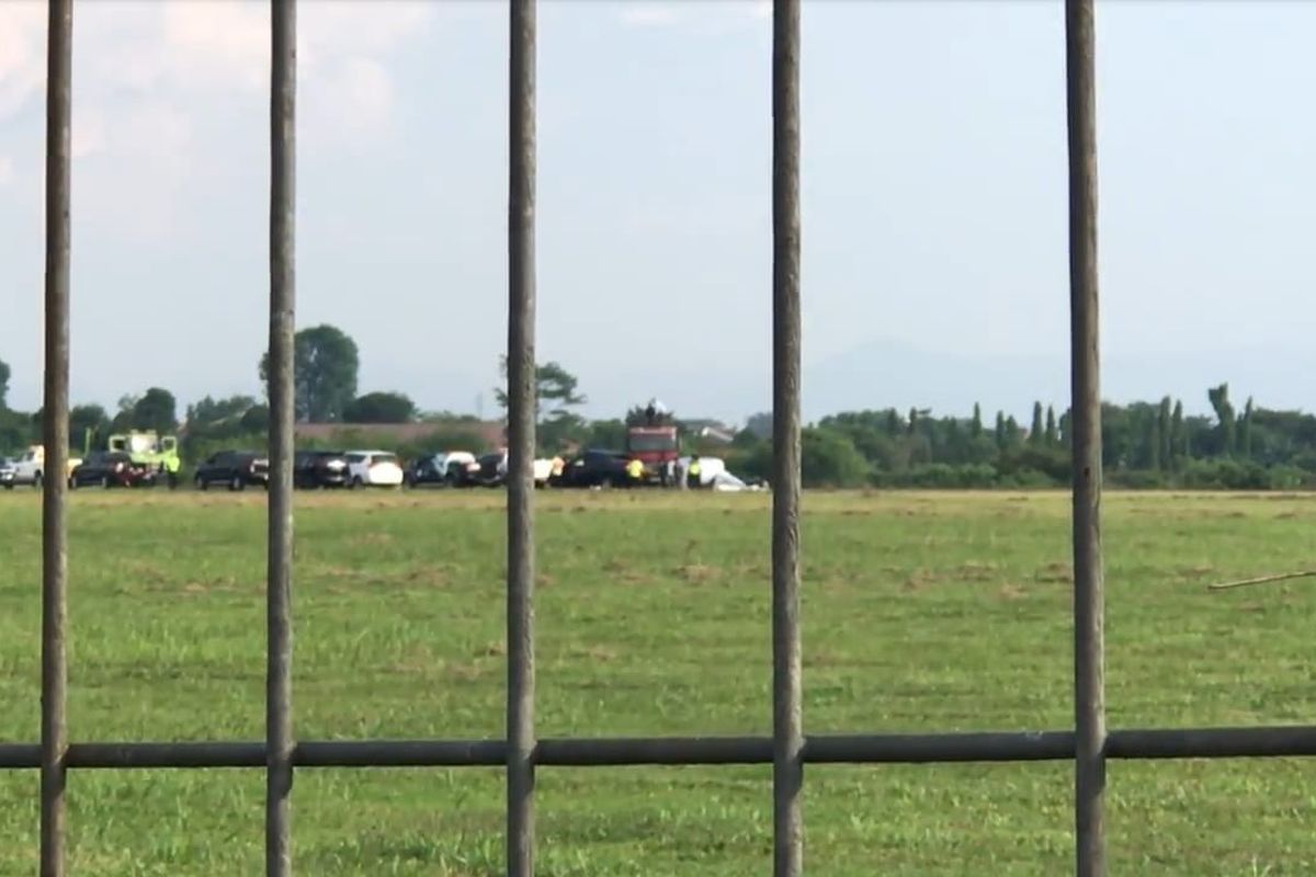 Sejumlah petugas mebgecek lokasi Helikopter Bell 429 PK-CAW yang terguling di Bandara Budiarto, Curug, Tangerang, Senin (13/9/2021).