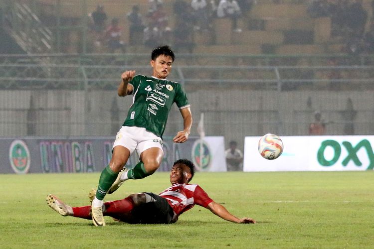 Pemain PSS Sleman Hokky Caraka berhasil melewati pemain Madura United saat laga pekan ke-30 Liga 1 2023-2024 yang berakhir dengan skor 0-0 di Stadion Gelora Bangkalan, Jumat (29/3/2024) malam.