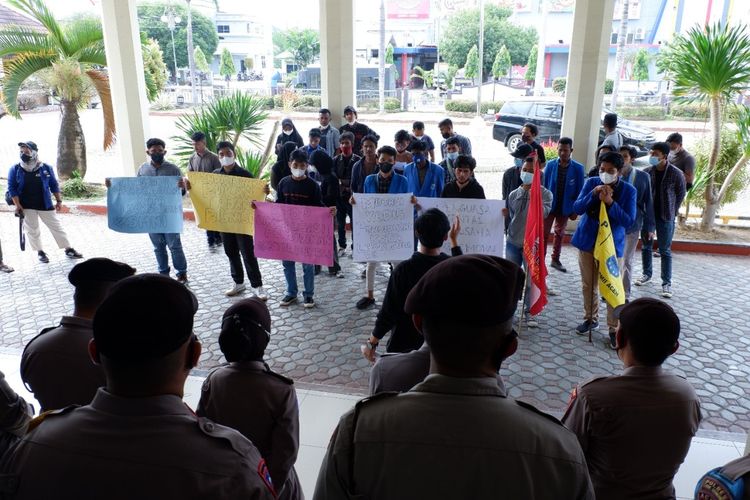 Puluhan mahasiswa yang tergabung dalam Pergerakan Mahasiswa Islam Indonesia (PMII) dan Serikat Mahasiswa Nasional Indonesia (SMNI) Lhokseumawe berdemonstrasi di Kantor Wali Kota Lhokseumawe, Rabu (26/1/2022).