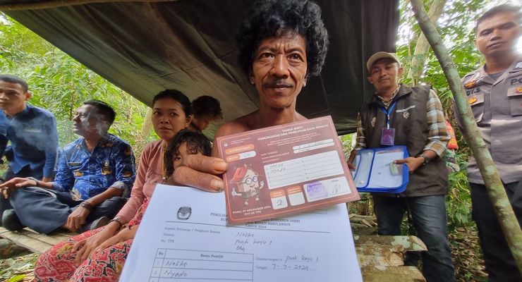 Uniknya KPU Coklit Suku Anak Dalam, Pakai Cap Jempol dan Tak Ditempel Stiker 