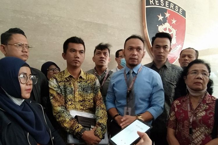 Kuasa hukum korban investasi bodong Koperasi Simpan Pinjam (KSP) Sejahtera Bersama, Herwanto, bersama para korban menyambangi Gedung Badan Reserse Kriminal (Bareskrim) Polri, Jakarta, Selasa (24/5/2022).