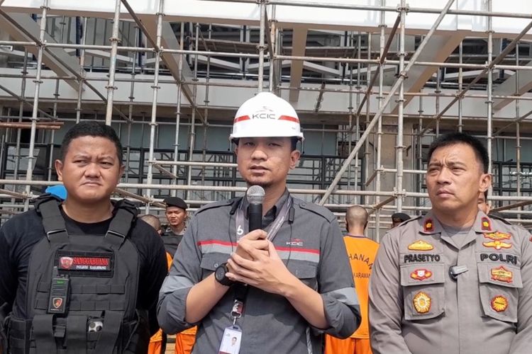 Kasat Reskrim Polres Karawang AKP Arief Bastomy, Manager Communication Corporate PT KCIC Emir Monti, dan Wakapolres Karawang Kompol Prasetyo Purbo Nurcahyo (dari kiri ke kanan) saat press release pengungkapan kasus pencurian baut hingga kabel tembaga jalur kereta cepat di Stasiun KCJB Karawang, Selasa (6/6/2023).