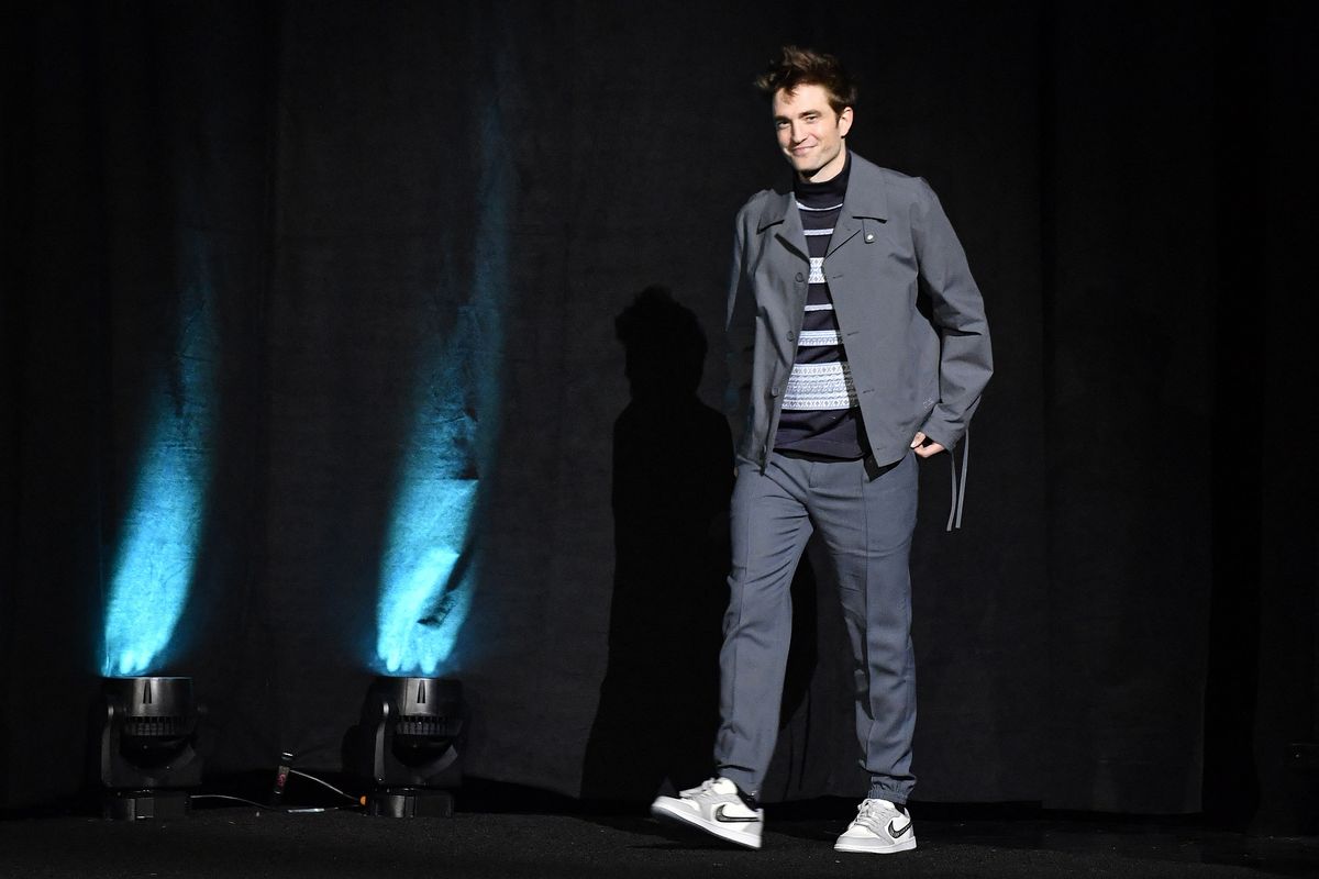 Robert Pattinson Pamerkan Alas Kaki Eksklusif dengan Pemakaian Sepatu Air Jordan Langka