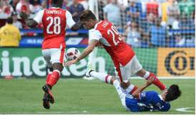 Gelandang MLS All-Stars Mauro Diaz (kanan) jatuh ketika berebut bola dengan pemain Arsenal, Joel Campbell (kiri) dan gelandang Granit Xhaka (tengah) saat pertandingan uji coba di Stadion Avaya, San Jose, Kalifornia, Kamis (28/7/2016).