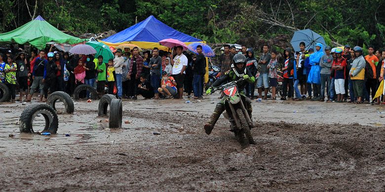 Stewart Juhes, pembalap asal Malaysia saat berlaga di Sijang Accor Racing Circuit, Kecamatan Galing, Kabupaten Sambas, Kalimantan Barat (9/7/2017)