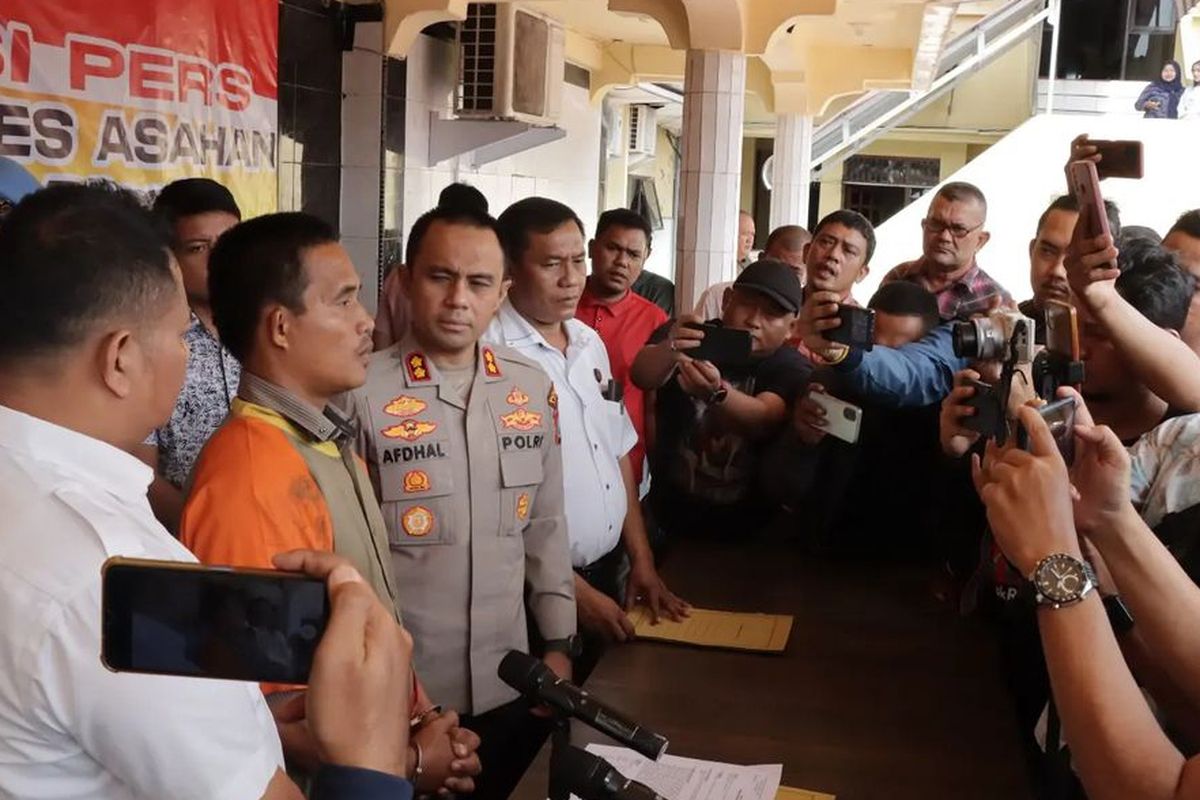 Polres Asahan  memaparkan kasus pelatih renang pria, tendang kemaluan pelatih renang wanita hingga pingsan, Selasa (6/8/2024)