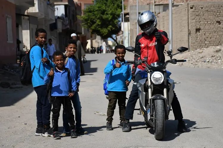 Seorang rider asal Mesir, bernama Ali Abdo, berhasil memecahkan rekor jarak tempuh terjauh penggunaan motor listrik. 