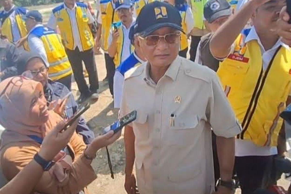 Menteri Pekerjaan Umum (PU) Dodi Hanggodo saat mengunjungi lokasi banjir di Kecamatan Ketanggungan, Brebes, Sabtu (28/3/2026)