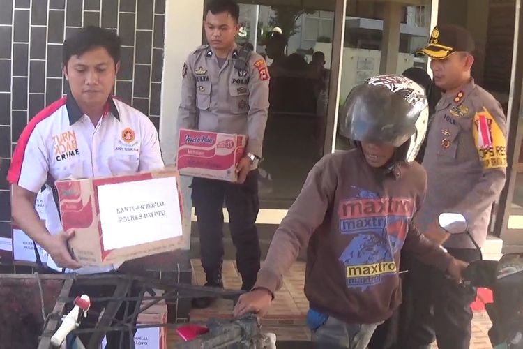 Polres Palopo, Sulawesi Selatan, bagikan paket sembako kepada kaum dhuafa terutama para pemulung. Sabtu (25/05/2019)