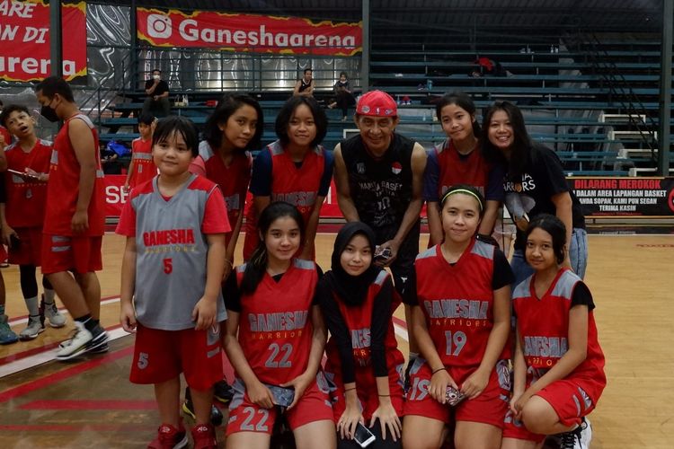 Dalam coaching clinic klub basket Ganesha Warriors di GaneshArena Indoor Court, Karawang, Jawa Barat, pada Sabtu (27/11/2021) bersama Manusia Basket Indonesia (MBI), hadir bibit muda pebasket usia dini.