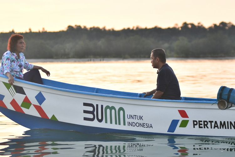 Pendiri sekaligus CEO Pandu Laut Nusantara Susi Pudjiastuti terlihat menaiki kapal bantuan Pertamina dan Pandu Laut Nusantara yang diberikan kepada masyarakat nelayan Natuna. 
