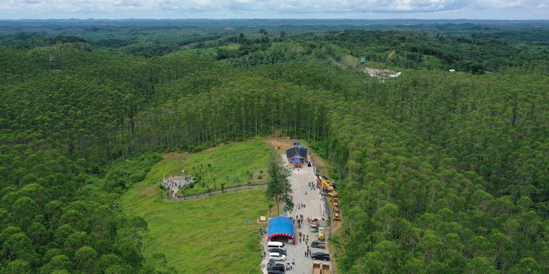 An aerial picture shows a flag-raising ceremony at ground zero of Indonesia's future capital in Sepaku, Penajam Paser Utara, East Kalimantan on August 17, 2022, on the country's 77th Independence Day. (Photo by ADEK BERRY / AFP)