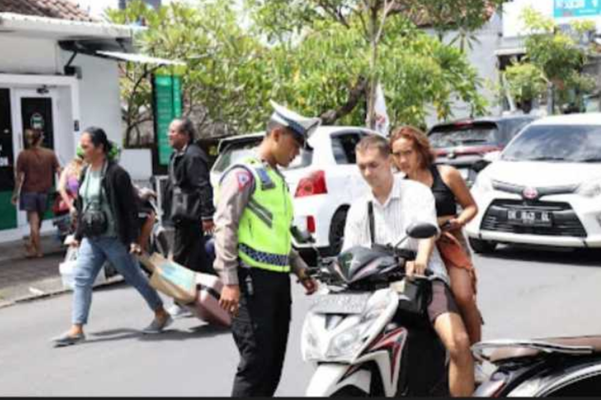 Ditlantas Polda Bali lakukan tilang manual pada WNA yang melanggar peraturan lalu lintas