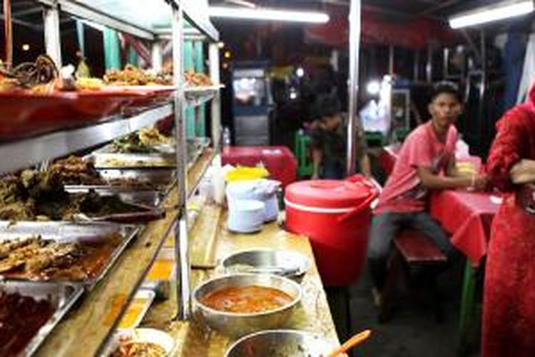 Salah satu kedai penjual masakan Minang di Jalan Kramat Raya, Jakarta Pusat.