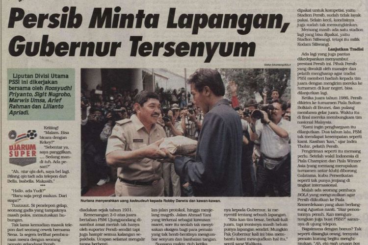 Gubernur Jawa Barat, R. Nuriana, menyerahkan uang hadiah kepada Robby Darwis dan Persib Bandung seusai keberhasilan menjadi juara Kompetisi Divisi Utama PSSI 1994.