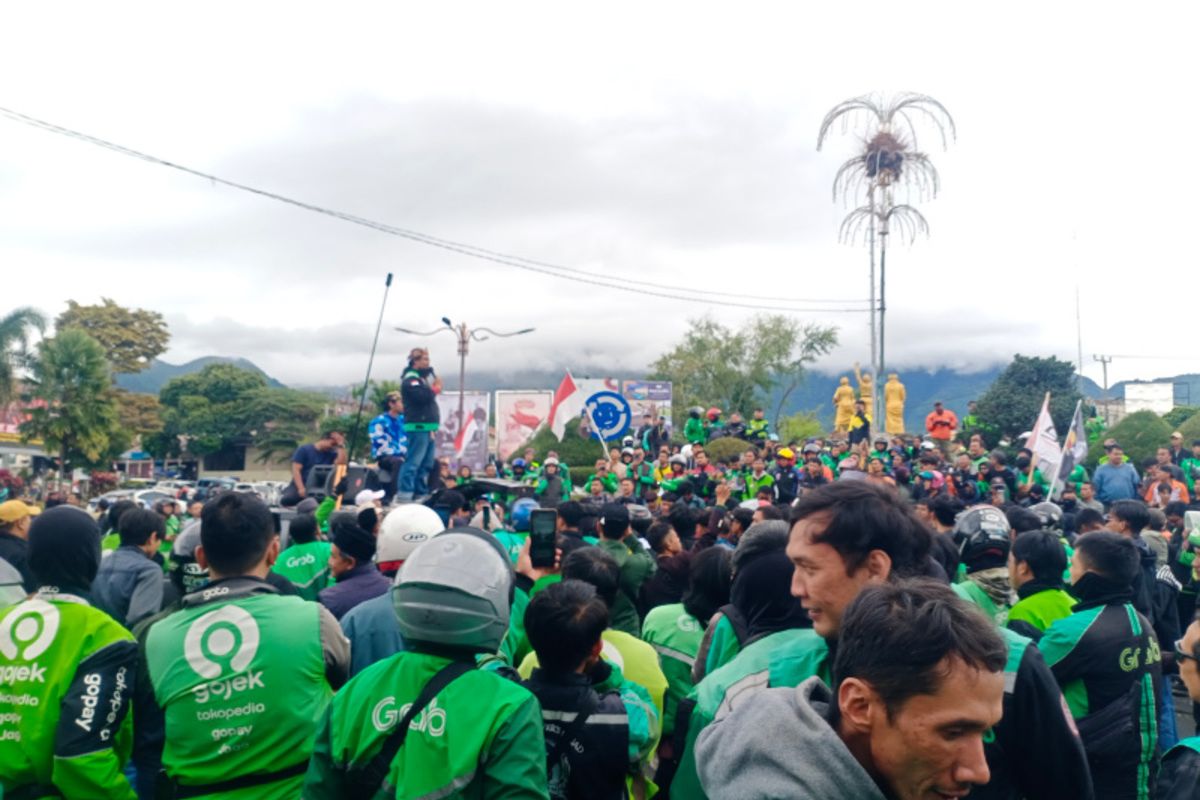 Perwakilan Komunitas Ojol Garut melakukan orasi dan membacakan tuntutan yang mereka sampaikan ke Kapolri dan DK DPR-RI