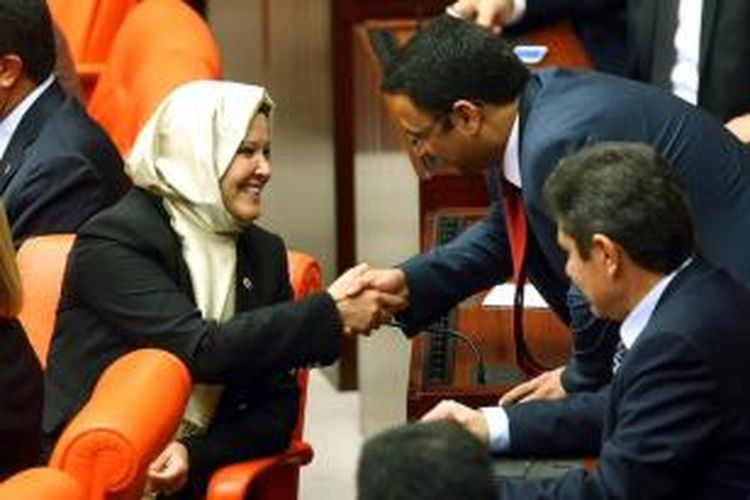 Anggota parlemen Turki dari Partai Keadilan dan Pembangunan (AKP) Nurcan Dalbudak mendapat sambutan hangat dari rekan-rekannya sesama politisi di gedung parlemen Turki, Kamis (30/10/2013). Ini adalah pertama kalinya sejumlah anggota parlemen Turki diperkenankan mengenakan jilbab di dalam sebuah sesi sidang.