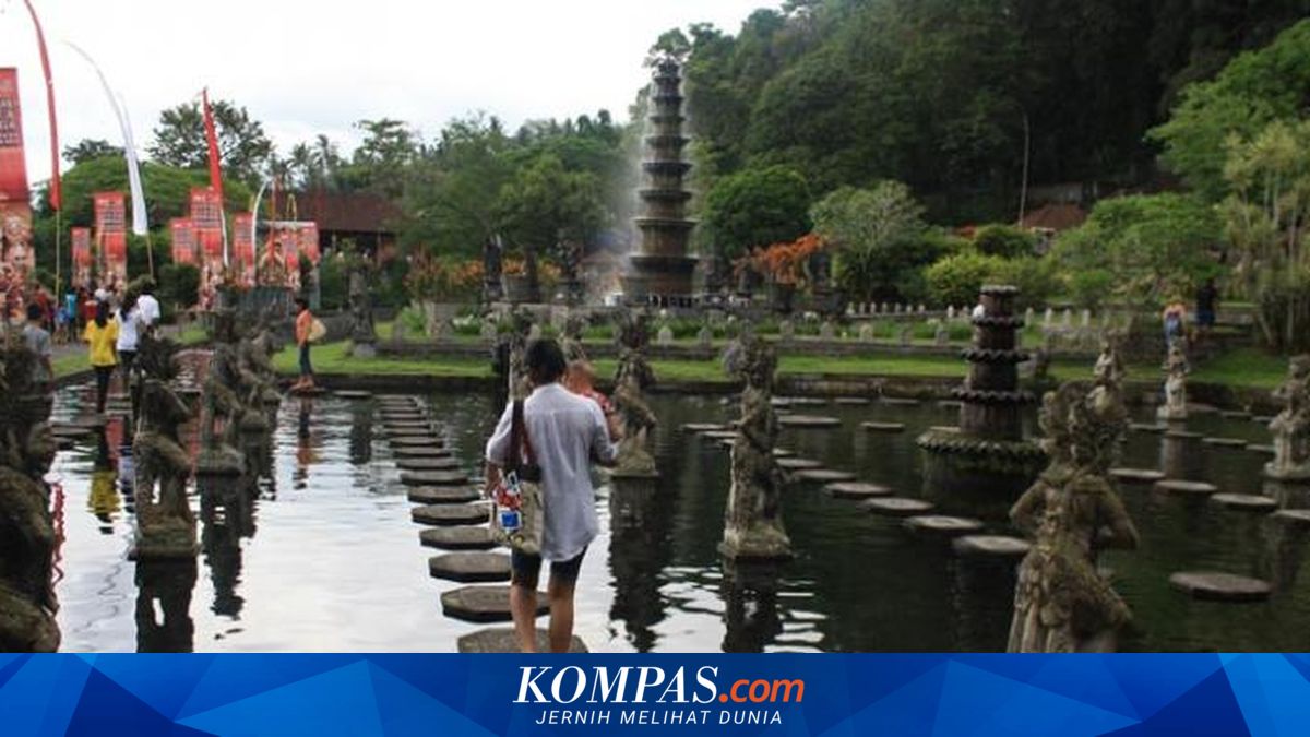 Ketua GIPI Bali, Ida Bagus Ngurah Wijaya di Denpasar, Kamis (19/2/2015), mengatakan hal tersebut setelah Indonesia membatalkan pemberian bebas visa bagi wisatawan dari Australia karena perbedaan kebijakan pemberlakuan visa di negara yang dipimpin Tony Abbot itu. "Pelayanan harus dipermudah, mungkin bisa dilakukan secara online sehingga kalau mengurus VoA (Visa on Arrival) tidak harus antre," katanya. Ngurah Wijaya optimistis pembatalan itu tidak akan memengaruhi kunjungan wisatawan dari Negeri Kanguru itu ke Pulau Dewata karena visa. "Sejatinya bukan menghambat namun yang lebih penting adalah kemudahan dan pelayanan," katanya. Seperti diketahui Indonesia dijadwalkan memberikan bebas visa bagi lima negara potensial sebagai pasar pariwisata tahun 2015 di antaranya Rusia, Korea Selatan, Jepang, Tiongkok dan Australia. Namun hanya Australia yang tidak bisa dilaksanakan karena negara itu menganut kebijakan universal visa yang mewajibkan siapa pun warga negara asing yang datang ke negara itu harus menggunakan visa sedangkan Indonesia menganut kebijakan resiprokal.