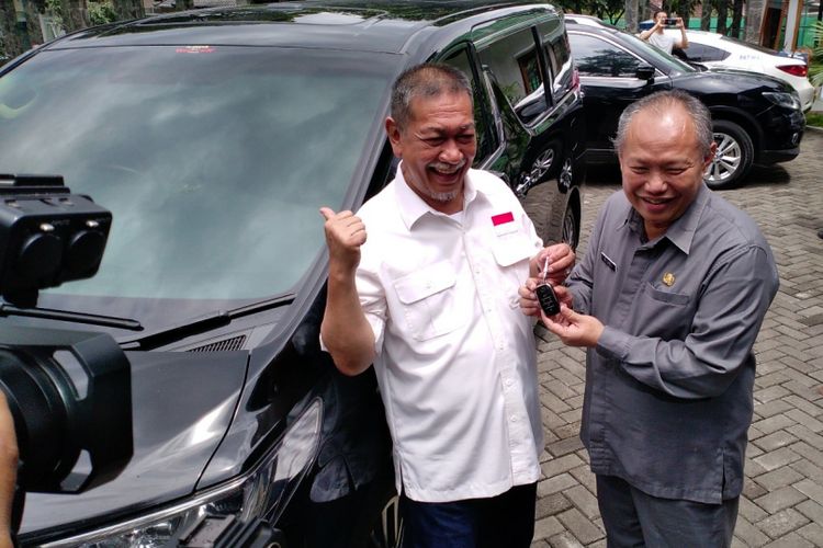 Deddy Mizwar mengembalikan rumah dinas dan kendaraan dinas wakil gubernur Jawa Barat ke Pemerintah Provinsi Jawa Barat, Rabu (14/2/2018).