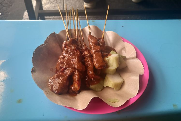 menikmati lezatnya sate ayam di warung sate RSPP Pak Muri, Senin (13/5/2024)