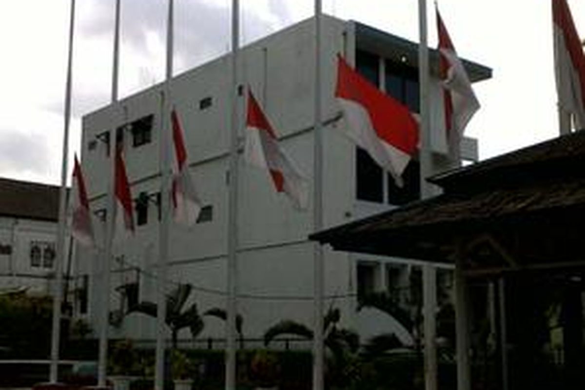 Bendera setengah tiang, Jumat (1/1/2010), berkibar di salah satu kantor di Jalan Suropati, Bandung.